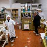 Ci ritroviamo cos� in un ambiente che presenta tavoli in legno, dispense, sacchi di farina e dei macchinari con cui in quel momento � alle prese la 47enne suor Dalia